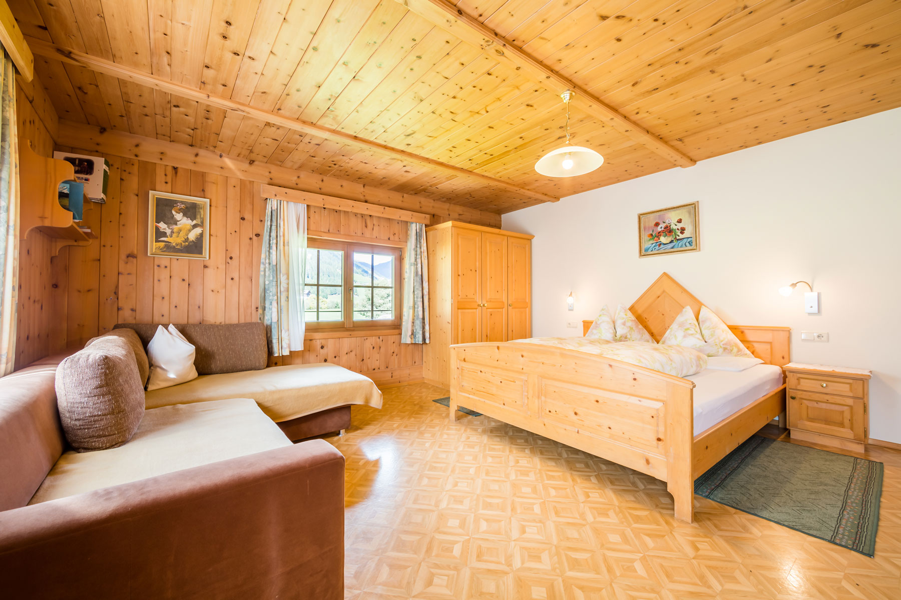 Zweites Schlafzimmer Ansicht 2 Hörneggile-Blick