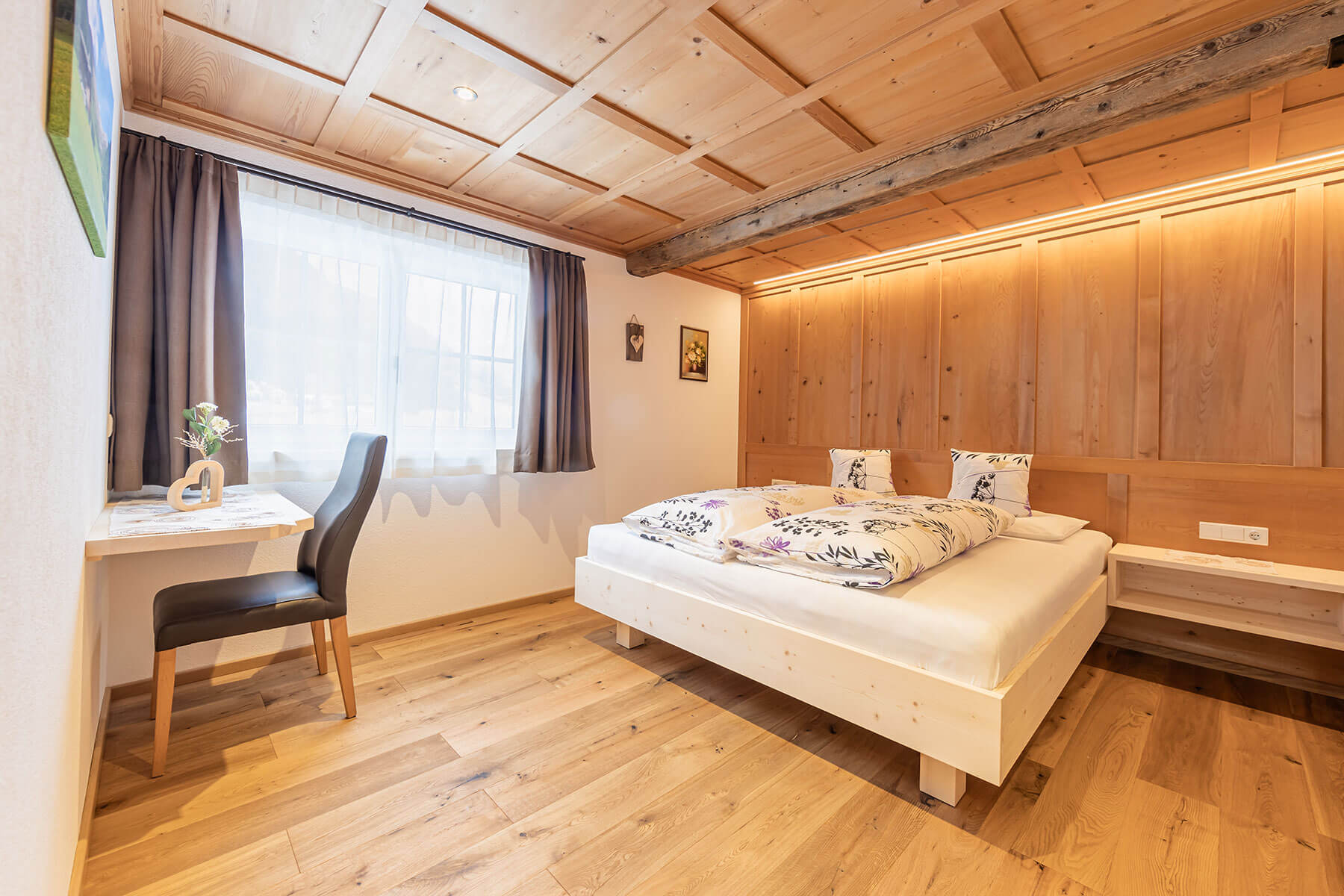 Schlafzimmer mit Doppelbett